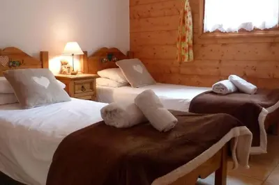 Un ou plusieurs lits dans un hébergement de l'établissement Chataigne, cosy 3 bedroom apartment with great views