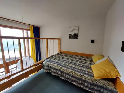Un ou plusieurs lits dans un hébergement de l'établissement Duplex skis aux pieds, 2 pièces, 6 pers., Arc 1800, balcon sud-ouest - FR-1-411-886