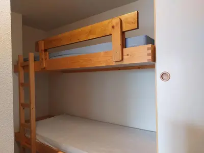 Un ou plusieurs lits dans un hébergement de l'établissement Duplex skis aux pieds, 2 pièces, 6 pers., Arc 1800, balcon sud-ouest - FR-1-411-886