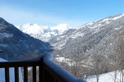 Vue générale sur la montagne ou vue sur la montagne depuis l'appartement