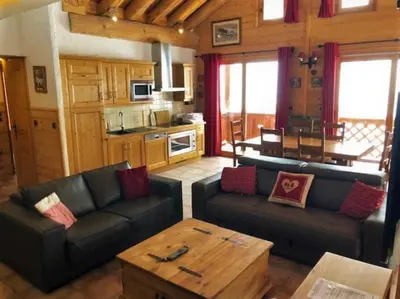 Cuisine ou kitchenette dans l'établissement L'Aiglon - spacious 2-bedroom apartment with log fire