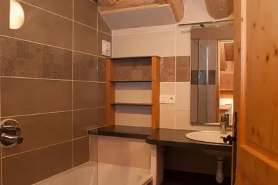 Salle de bains dans l'établissement L'Aiglon - spacious 2-bedroom apartment with log fire