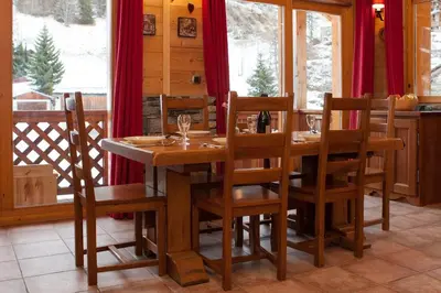 Restaurant ou autre lieu de restauration dans l'établissement L'Aiglon - spacious 2-bedroom apartment with log fire