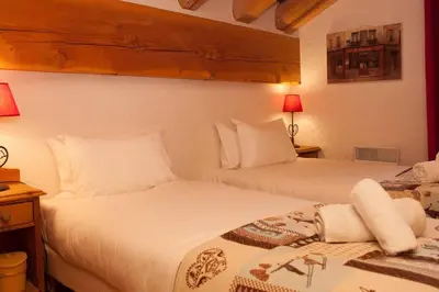 Un ou plusieurs lits dans un hébergement de l'établissement L'Aiglon - spacious 2-bedroom apartment with log fire