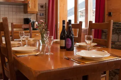 Boissons dans l'établissement L'Aiglon - spacious 2-bedroom apartment with log fire
