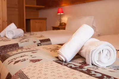 Un ou plusieurs lits dans un hébergement de l'établissement L'Aiglon - spacious 2-bedroom apartment with log fire