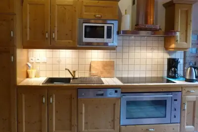 Cuisine ou kitchenette dans l'établissement L'Aiglon - spacious 2-bedroom apartment with log fire
