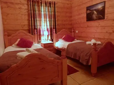 Un ou plusieurs lits dans un hébergement de l'établissement Georgette - 3 bedroom apartment in the centre of Sainte Foy, great views