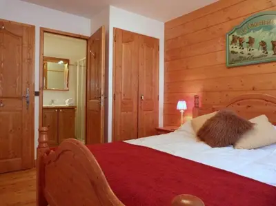 Un ou plusieurs lits dans un hébergement de l'établissement Georgette - 3 bedroom apartment in the centre of Sainte Foy, great views