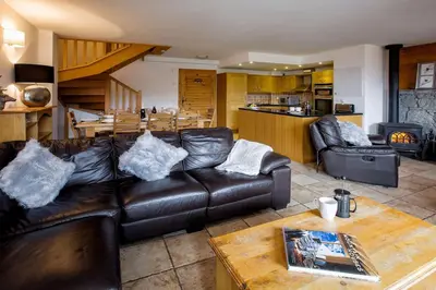 Cuisine ou kitchenette dans l'établissement Toulouse - 3 bedroom apt close to the slopes with log fire