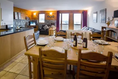 Cuisine ou kitchenette dans l'établissement Toulouse - 3 bedroom apt close to the slopes with log fire
