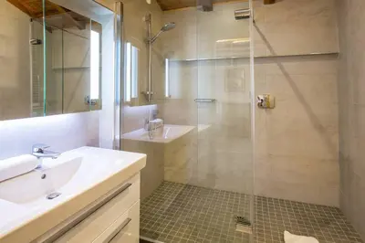 Salle de bains dans l'établissement Toulouse - 3 bedroom apt close to the slopes with log fire
