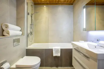 Salle de bains dans l'établissement Toulouse - 3 bedroom apt close to the slopes with log fire
