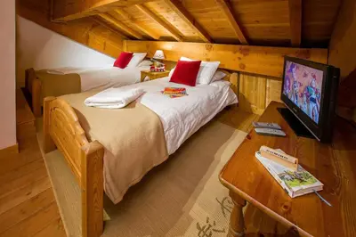 Télévision ou salle de divertissement dans l'établissement Toulouse - 3 bedroom apt close to the slopes with log fire