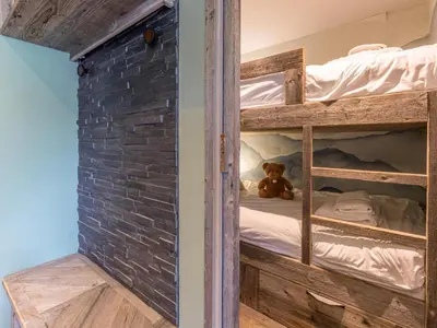 Un ou plusieurs lits dans un hébergement de l'établissement Appartement skis aux pieds avec parking et wifi au cœur de Val-d’Isère - FR-1-694-317