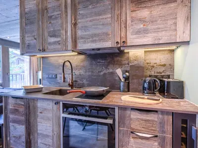 Cuisine ou kitchenette dans l'établissement Appartement skis aux pieds avec parking et wifi au cœur de Val-d’Isère - FR-1-694-317