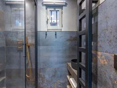 Salle de bains dans l'établissement Appartement skis aux pieds avec parking et wifi au cœur de Val-d’Isère - FR-1-694-317
