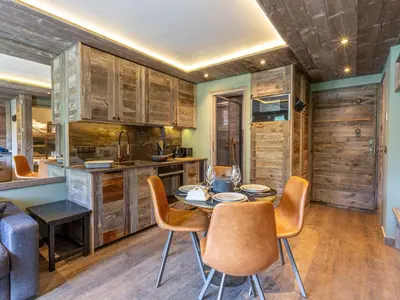 Cuisine ou kitchenette dans l'établissement Appartement skis aux pieds avec parking et wifi au cœur de Val-d’Isère - FR-1-694-317