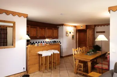 Cuisine ou kitchenette dans l'établissement Résidence Ecrin Des Neiges - Bel appartement 4 pièces au Val claret MAE-3974