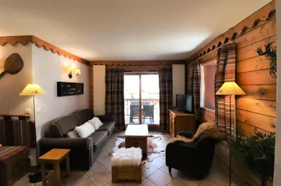 Coin salon dans l'établissement Résidence Ecrin Des Neiges - Bel appartement 4 pièces au Val claret MAE-3974