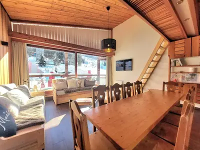 Coin salon dans l'établissement Appartement spacieux 9 pers. · Ski aux pieds · Wifi inclus - FR-1-346-553