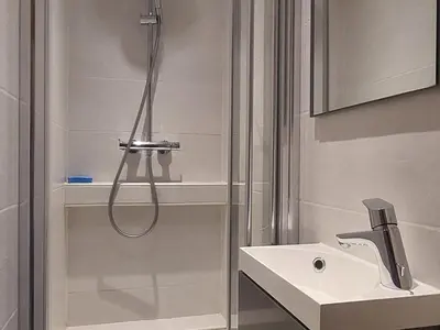 Salle de bains dans l'établissement Appartement spacieux 9 pers. · Ski aux pieds · Wifi inclus - FR-1-346-553