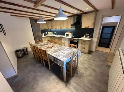 Cuisine ou kitchenette dans l'établissement Chalet familial de village en Savoie