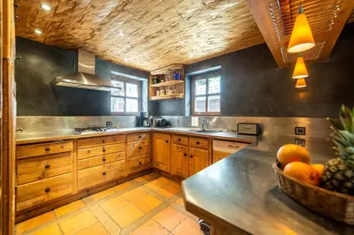 Cuisine ou kitchenette dans l'établissement Le Bûcher d'Albert