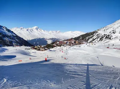 L'établissement Coup de coeur - Arc 2000 Appartement 4 personnes avec chambre séparée et belle vue sur la montagne en hiver