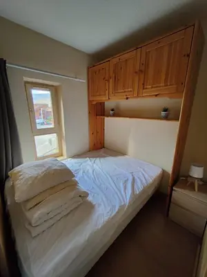 Un ou plusieurs lits dans un hébergement de l'établissement Coup de coeur - Arc 2000 Appartement 4 personnes avec chambre séparée et belle vue sur la montagne