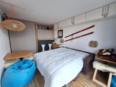 Un ou plusieurs lits dans un hébergement de l'établissement Appartement cosy 2 pièces pour 5 pers, avec WiFi aux Arcs 1800 - FR-1-411-888