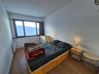 Un ou plusieurs lits dans un hébergement de l'établissement Appartement rénové, 7 pers, proche des pistes, balcon, animaux acceptés - FR-1-502-530