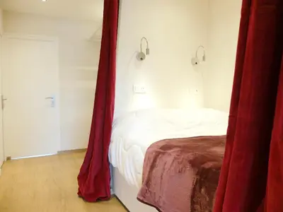 Un ou plusieurs lits dans un hébergement de l'établissement Appartement rénové, 7 pers, proche des pistes, balcon, animaux acceptés - FR-1-502-530