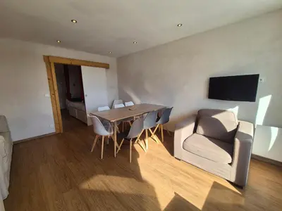 Télévision ou salle de divertissement dans l'établissement Appartement rénové, 7 pers, proche des pistes, balcon, animaux acceptés - FR-1-502-530