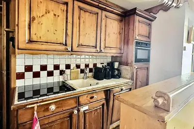 Cuisine ou kitchenette dans l'établissement Résidence Ecrin Des Neiges A - Beau 4 pièces esprit montagne à Val Claret MAE-6874