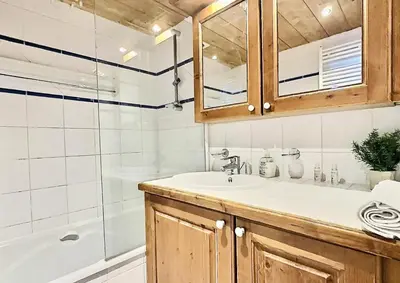 Salle de bains dans l'établissement Résidence Ecrin Des Neiges A - Beau 4 pièces esprit montagne à Val Claret MAE-6874
