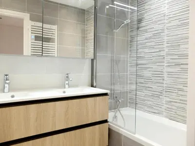 Salle de bains dans l'établissement Résidence Bec Rouge - Appartement entièrement rénové·Pieds pistes·Balcon MAE-4094