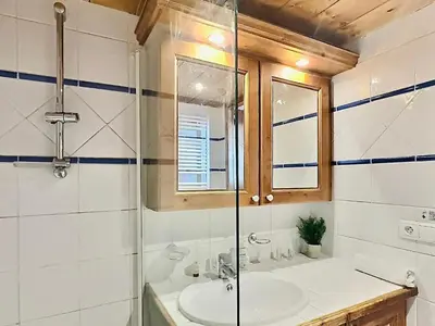 Salle de bains dans l'établissement Confortable 4 pièces à Tignes Val Claret pour 8 pers. - FR-1-411-884