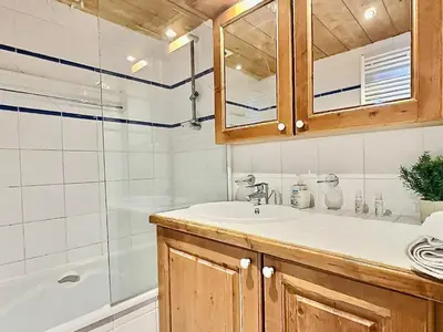 Salle de bains dans l'établissement Confortable 4 pièces à Tignes Val Claret pour 8 pers. - FR-1-411-884
