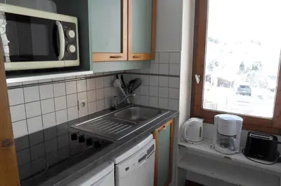 Cuisine ou kitchenette dans l'établissement Studio 28m2 vue pistes plein sud du dimanche au dimanche
