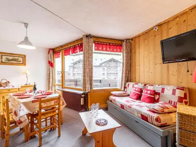 Télévision ou salle de divertissement dans l'établissement Apartment Les Genepis - Val Claret-7 by Interhome
