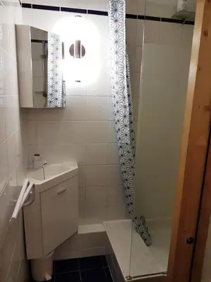 Salle de bains dans l'établissement Paradiski calme et ensoleillé plan peisey