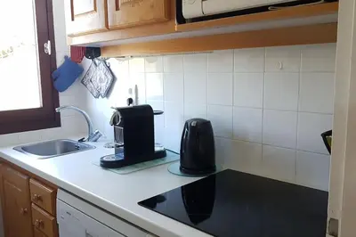 Cuisine ou kitchenette dans l'établissement Paradiski calme et ensoleillé plan peisey