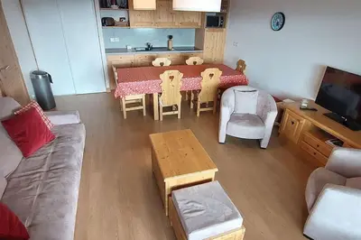 Télévision ou salle de divertissement dans l'établissement Paradiski bel appartement rénové plan peisey