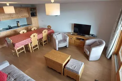 Télévision ou salle de divertissement dans l'établissement Paradiski bel appartement rénové plan peisey