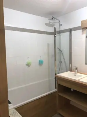 Salle de bains dans l'établissement Paradiski proche des commerces plan peisey