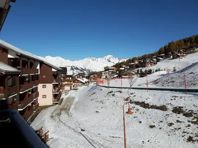 L'établissement Paradiski proche pistes et commerces vallandry en hiver
