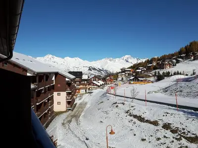 L'établissement Paradiski proche pistes et commerces vallandry en hiver