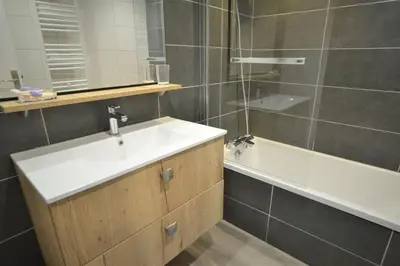 Salle de bains dans l'établissement Paradiski rénové proche pistes et commerces plan peisey