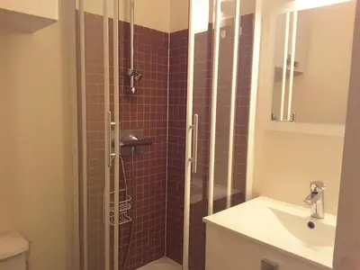 Salle de bains dans l'établissement Paradiski calme et ensoleillé plan peisey